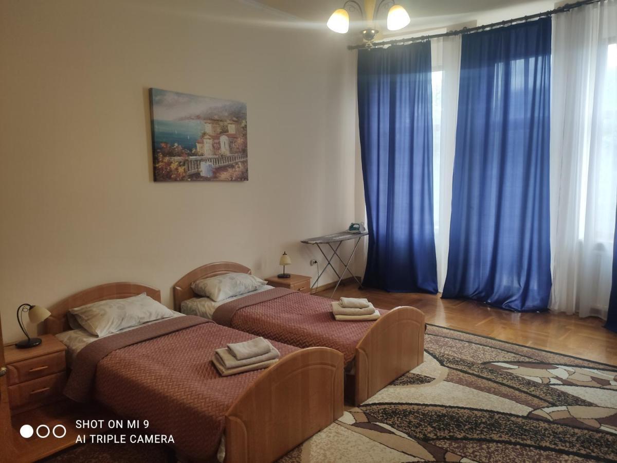 Apartments Domovik ,Kirilla I Mefodiya, 5 Mukachevo Exterior foto
