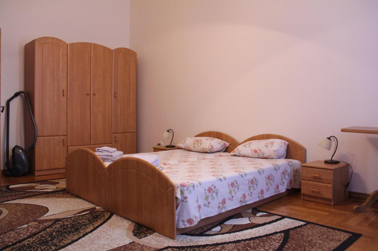 Apartments Domovik ,Kirilla I Mefodiya, 5 Mukachevo Exterior foto