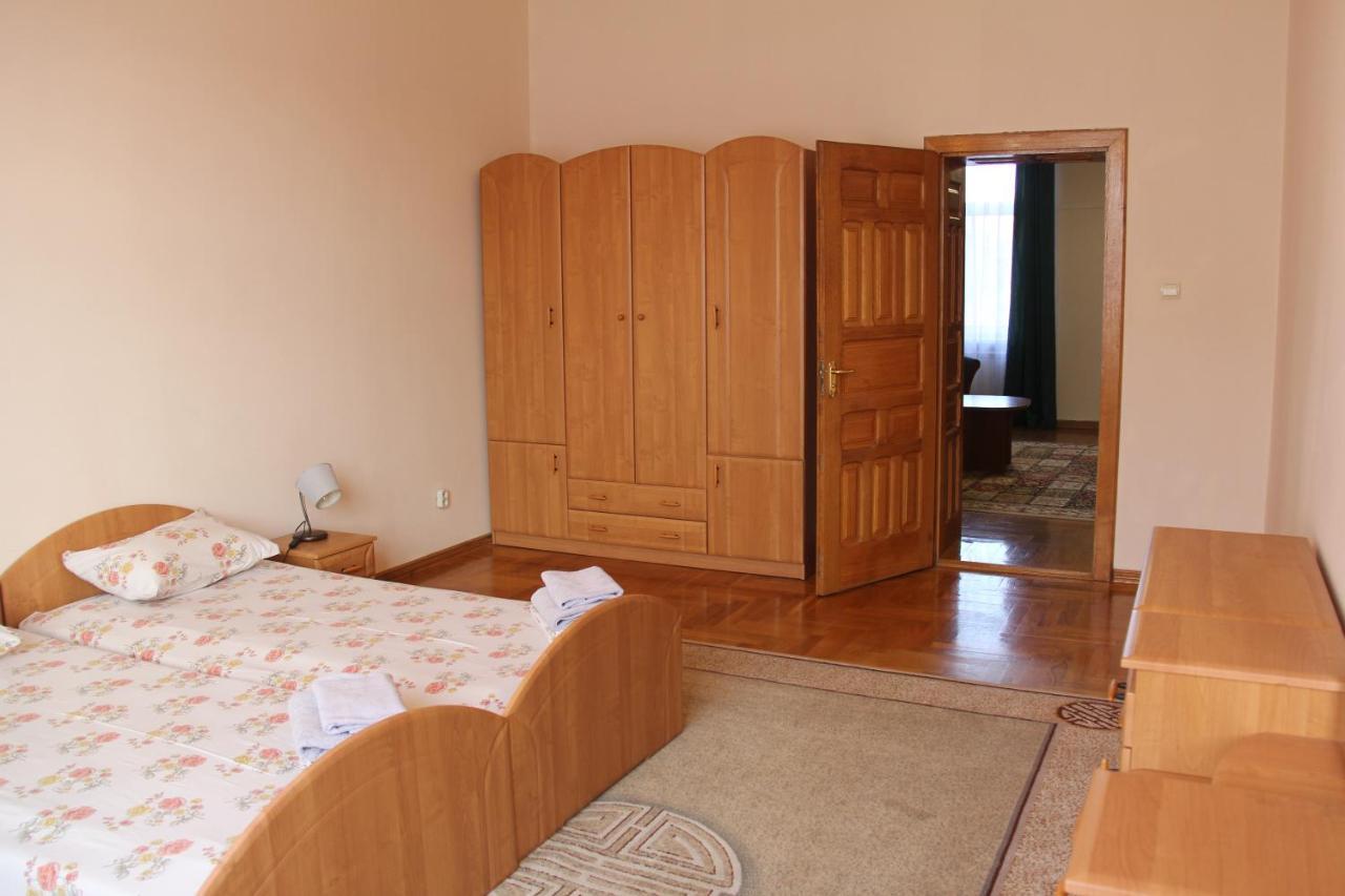 Apartments Domovik ,Kirilla I Mefodiya, 5 Mukachevo Exterior foto