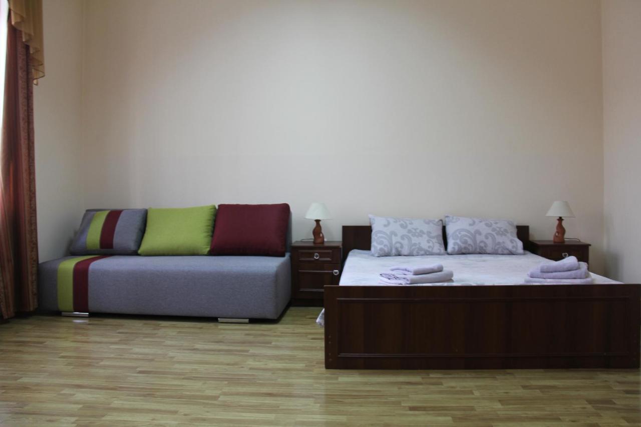 Apartments Domovik ,Kirilla I Mefodiya, 5 Mukachevo Exterior foto