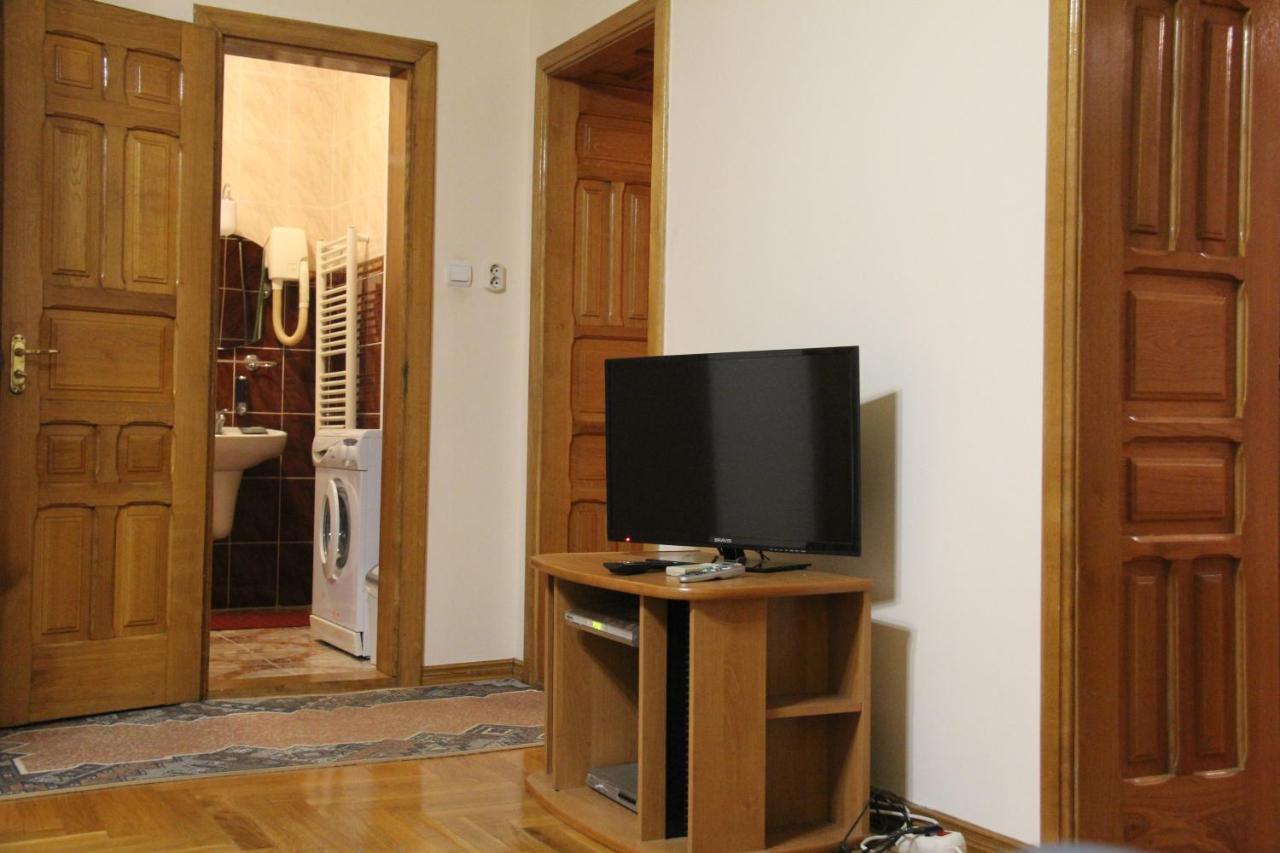 Apartments Domovik ,Kirilla I Mefodiya, 5 Mukachevo Exterior foto