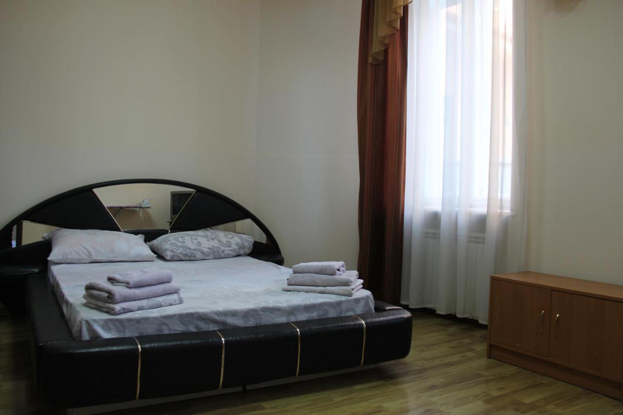 Apartments Domovik ,Kirilla I Mefodiya, 5 Mukachevo Exterior foto